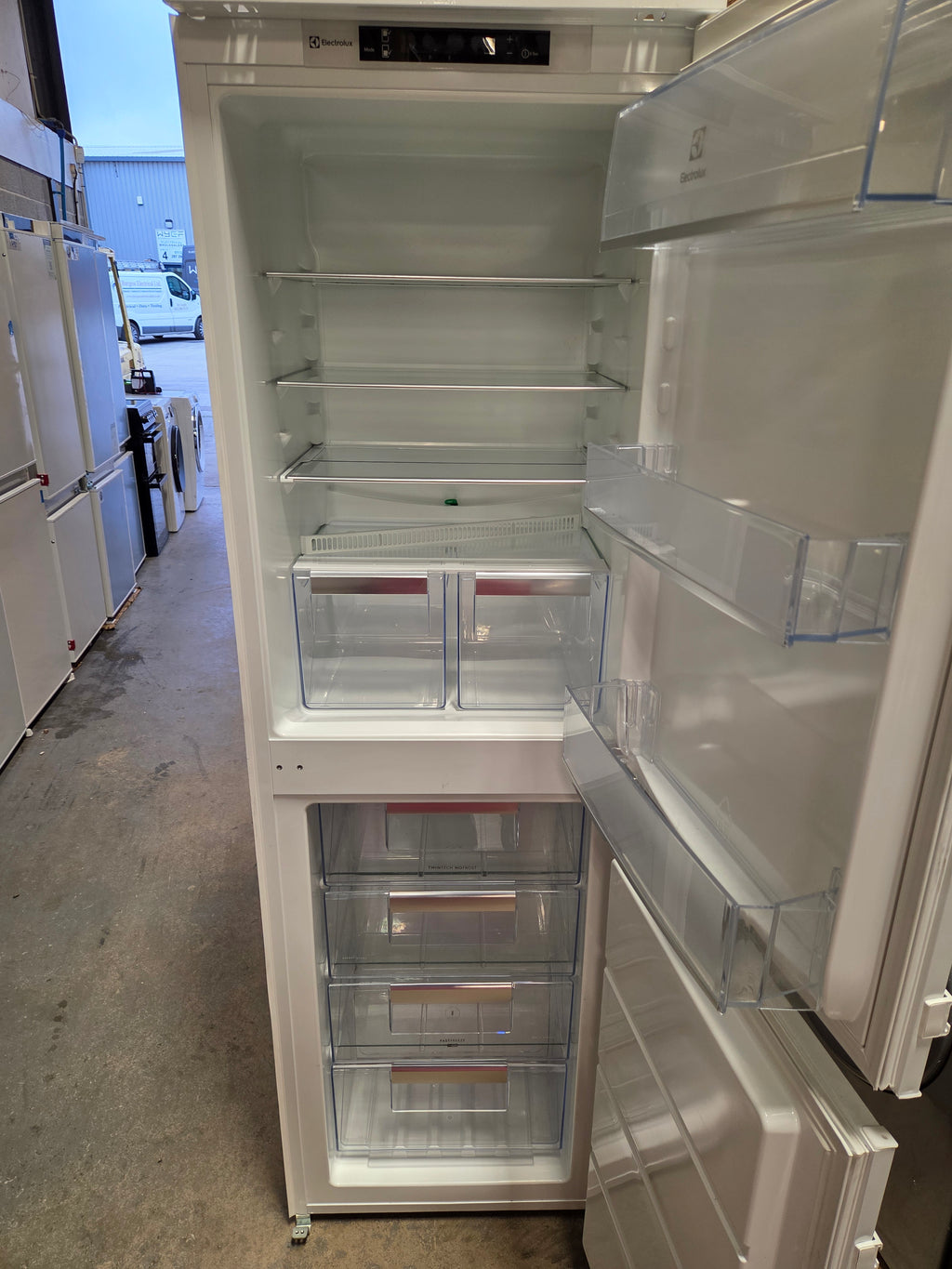 ELECTROLUX ENN2743AOV